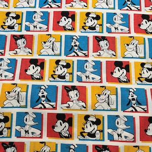 Puede incluir: Una tela blanca con un patrón repetido de personajes de dibujos animados en cuadrados rojos, azules y amarillos. Los personajes incluyen Mickey Mouse, Minnie Mouse, Donald Duck y Goofy.