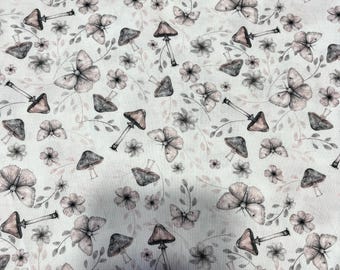 Capa para iPad/Tablet com estampa de cogumelos e borboletas em tons pastel.