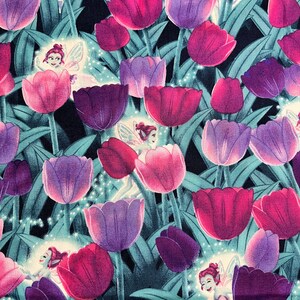 Puede incluir: Una tela colorida con un patrón repetitivo de tulipanes morados y rosas con hadas dentro. Las hadas tienen alas y llevan vestidos. El fondo es azul oscuro.