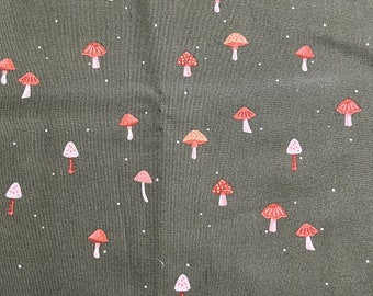 Peut inclure: Un tissu vert avec un motif répété de champignons roses et rouges. Les champignons sont de différentes tailles et sont dispersés aléatoirement sur le tissu.