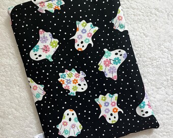Puede incluir: Funda de tela negra con lunares blancos y diseños de fantasmas florales en colores pastel. La funda tiene una etiqueta blanca con el texto negro "Always September".