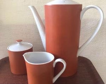 Juego de café moderno de mediados de siglo con cafetera, crema y azúcar, naranja otoñal, estilo retro de los años 60, modernista