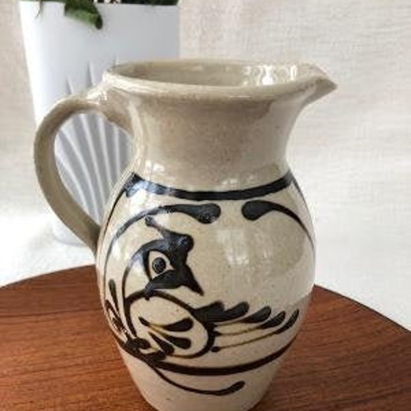 Vintage Studio Art Pottery Krug oder Vase, cremeweiße Glasur mit dunklem Espresso-Braunen Vogeldesign, signiert von Künstlerin