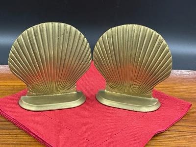 Clam Shell Bookends -  Canada