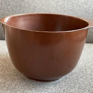May include: A brown plastic mixing bowl with a pouring spout and two handles.