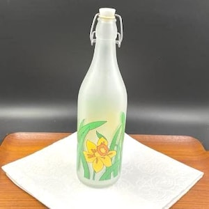 Vintage Milchglas Liter Flasche mit Stopfen Bale Top, Narzissen Muster, Hergestellt von Cerve für Lillian Vernon, Hergestellt in Italien, 1980er Jahre