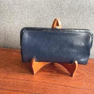 Bolso de mano vintage de piel vegana, azul marino con cierre de flor dorado y cadena opcional para la muñeca, mediados de siglo, años 60