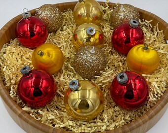 3つの古いダブルデントゴールドシルバーと赤いクリスマスの尖った