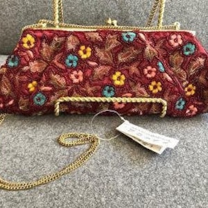 Vintage Moyna Perlen Seidenhandtasche in burgunderroter oder weinroter Seide mit Handstickerei und Glasperlen, schöne Qualität