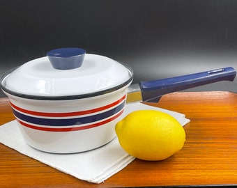 Cacerola esmaltada Celebration del Club Cathrineholm con tapa, rayas rojas y azules sobre fondo blanco, fabricada en Noruega, 18 cm de diámetro, sin usar, década de 1970