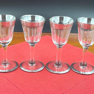 Juego de 4 copas vintage con borde plateado, banda de plata martillada en el borde y banda de plata en la base, líneas verticales grabadas en el cuenco