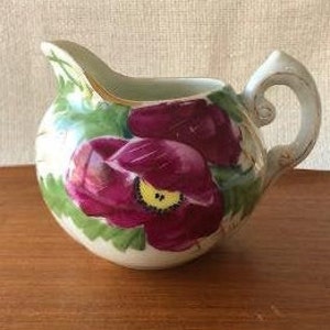 Antikes handgemaltes Blumenkännchen, wunderschönes lila Stiefmütterchen und rosa Rose, Goldrand, 1910er Jahre, kann auch eine reizende Knospe sein!