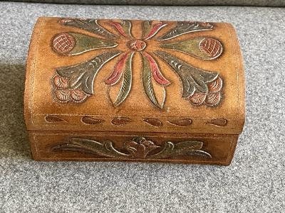 ヴィンテージ風の手彫り革張りのドーム型カバー付きボックス