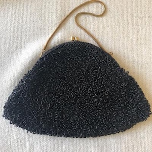 Impresionante cartera o bolso de mano de mediados de siglo con cuentas de vidrio y lentejuelas, cierre dorado y cadena de serpiente, forma triangular, década de 1950