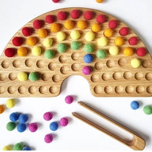 Personalisierte Regenbogen Tafel mit Filz Pom-Poms Regenbogen Farben Filz Pom-Poms, Geschenk für Kinder, Kinderzimmer Dekor, Montessori Materialien, Feinmotorik