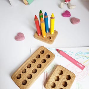 Pode incluir: Um conjunto de três canecas de cerâmica com acabamento fosco e salpicado. As canecas são em tons de creme, cinza claro e cinza escuro. Cada caneca tem um design simples e minimalista, perfeito para café ou chá.