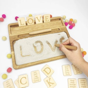 Regalo para niños, materiales Montessori, bandeja de arena de madera con letras, tarjetas, bandeja de arena para educación en el hogar, terapia de madera, escuela, guardería, juguetes sensoriales