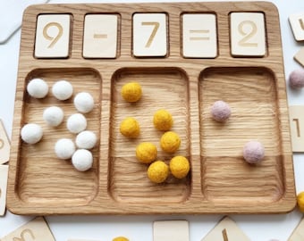 Lavagna matematica Montessori con vassoi e carte numeriche, regalo di matematica Waldorf per bambini che imparano i numeri, l'addizione e la sottrazione. Per bambini dai 4 anni in su.