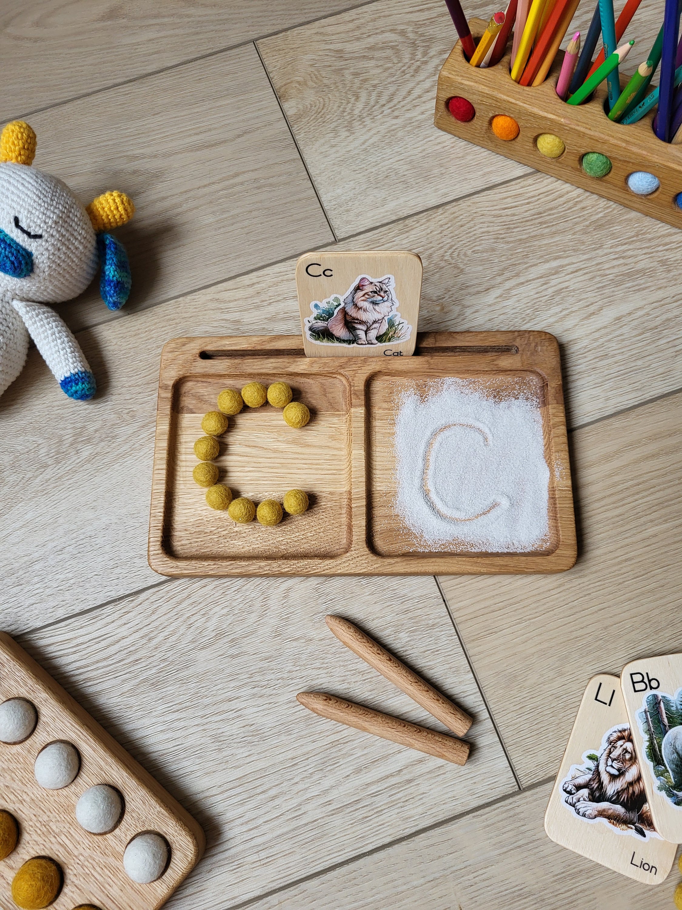 Navaris Plateau à Sable Montessori – Bac Sensoriel Bois Avec Stylet, Grattoir Et 26 Cartes Lettres, Apprentissage Ludique Écriture Dessin
