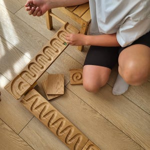 Pista de carreras de canicas del set 2, tablero de laberinto de madera para carreras de canicas, circuito de bolas, circuito de olas de canicas, regalo para niños, pista sinuosa para carreras de canicas, rodillo para canicas