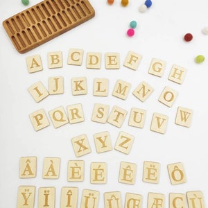 Französisches Alphabet mit Halter, Groß- und Kleinbuchstaben, Montessori-Lehrmaterialien, Geschenk für Kinder