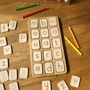 Planche en bois de l'alphabet Montessori 3 × 5 avec cartes-lettres - Activités d'apprentissage pour les enfants - Cadeau pour l'école maternelle à la maison - Entraînement à la lecture