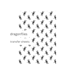 Könnte beinhalten: Ein weißer Hintergrund mit einem sich wiederholenden Muster aus schwarzen Libellen-Silhouetten. Der Text "dragonflies transfer sheets" befindet sich am unteren Rand des Bildes.