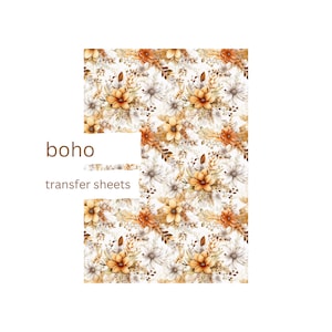 Può includere: Fogli di trasferimento boho con un motivo floreale in tonalità arancio, giallo e bianco. Il motivo presenta piccoli fiori e foglie su uno sfondo bianco.