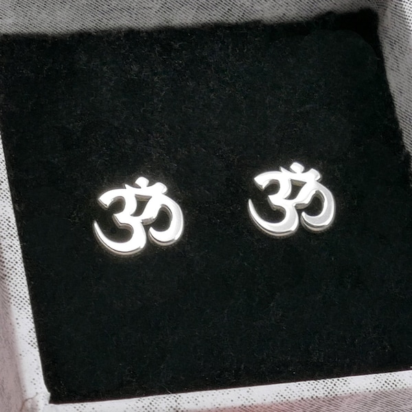 Boucles d'oreilles clous de yoga symbole om en argent sterling