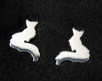 Könnte beinhalten: Ein Paar silberne Ohrringe mit Fuchs-Silhouette. Die Ohrringe sind klein und zart und perfekt, um jedem Outfit einen Hauch von Verspieltheit zu verleihen.
