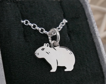 Lindo colgante de carpincho relajado, collar de plata de ley hecho a mano con cadena: joyería de animales