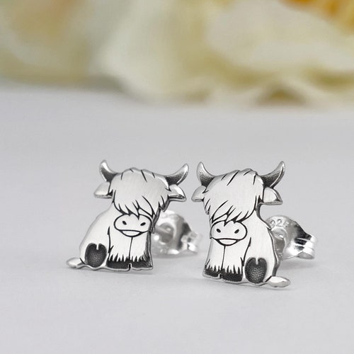 Pendientes de plata de ley con forma de ternero de vaca de las Tierras Altas escocesas, disponibles con baño de oro rosa o amarillo.