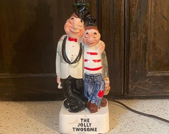 Abajur Jolly Twosome. Abajur de palhaço divertido. Abajur para rapazes divertidos. Pequeno abajur de cabeceira colecionável estilo meados do século. Palhaço, camaradagem, bons momentos, amigos da faculdade, abajur para dormitório masculino.