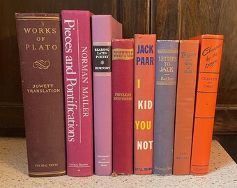 8 libri viola-rossi. Libri con copertina rigida viola vintage. Libri con copertina rigida viola, rossi e arancioni. Libri colorati vintage.