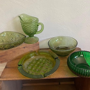 Smaragdgrüne Schale. Vintage Grüne Glas Schale. Verschiedene grüne Glaswaren. Blenko, Westmoreland, Hazel Atlas, servieren, trinken, Aschenbecher. Auswahl