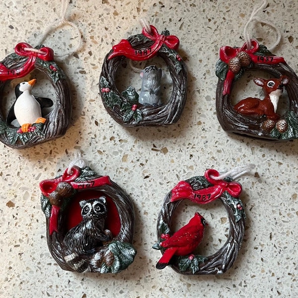 5 Dierlijke Krans Ornamenten. Set handgeschilderde keramische ornamenten uit de jaren 1980. Lodge, Rustieke Rode Vogel, Hert, Wasbeer, Muis en Pinguïn Ornament