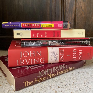 5 Libri Rossi. Libri rossi vintage con copertina rigida e tascabile. John Irving, Robert Ward, William McNeill, Robert O. Butler. Romanzi e storia.
