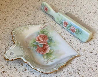 Ensemble ramasse-miettes/balayeuse en porcelaine. Décor floral victorien fantaisie de miettes. Ramasse-miettes et brosse pelle. Peint à la main, bord en relief orné