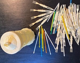 Tenedores para charcutería. Imitación marfil con palitos para aperitivos. 22 palitos de colores y 31 palitos de marfil. Recipiente de marfil calado.