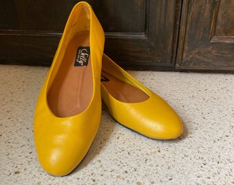 6 1/2 Selby Gold Shoes. Mustard Slip On Shoes. Gold/Mustard Flats