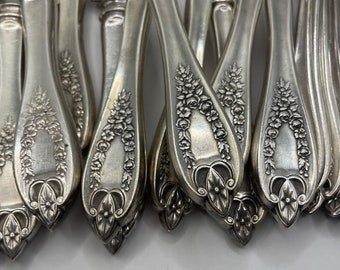 2 Butter/Cheese Knives. Teaspoons Old Colony Silver Plate. Vintage William Rogers Ornate Silver Plate.