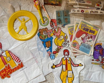 Lot Collection Ronald McDonald. Divers Bavoirs McDonald, marionnette, livrets, jeu, stylo, crayon, prospectus. Jouets Ronald McDonald à collectionner.