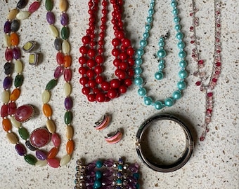 10 joyas coloridas. Lote Bisutería Pastel. 10 piezas de joyería roja, aguamarina, melocotón, rosa y morado. Collares, Pulsera, Pendientes