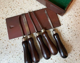 Outils de sculpture Miller Falls. Boîte de 5 outils Miller Falls. Outils de sculpture en bois vintage dans une boîte en bois. Vieux outils à main de collection