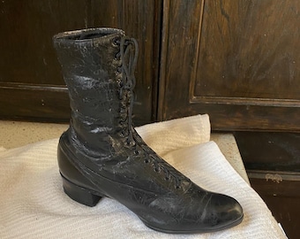 Bota victoriana de mujer. Bota steampunk eduardiana. Zapato de cuero con cordones. Misterio, Halloween, teatro, utilería fotográfica, ropa de colección.