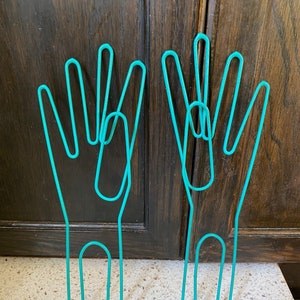 Paar Draht-Handschuh-Dehner. Grüner Draht Handschuh-Dehner. Vintage Handschuh Dehner. Größe Kleine Handschuh Stretcher zum Aufhängen oder Legen in Schublade