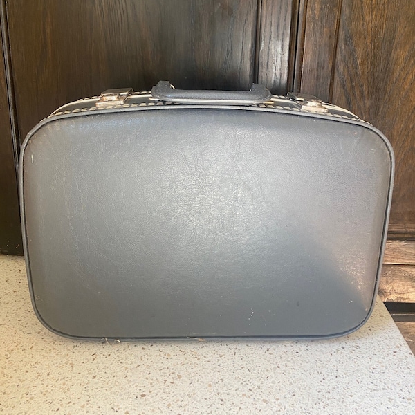 Overnight Vinyl Suitcase. Overnight Gray Suitcase with Snap Locks and Handle. Storage Retro Decor. READ DESCRIPTION.