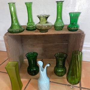 Jarrón verde surtido. Jarrones surtidos en verde esmeralda/verde claro. Varios tamaños. Compra uno y compra todos. Jarrones capullo, acanalados, con espirales. VER DETALLES