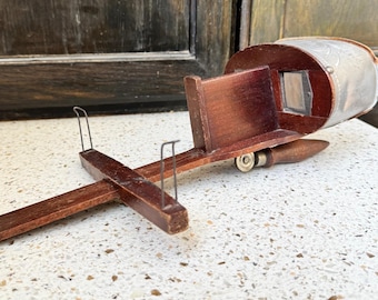 Visor estereoscopio. Visor antiguo y vintage para fotos estereográficas. Visor óptico de tarjetas. Entretenimiento vintage. Ver enlace a fotos.