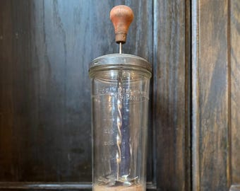 Mixer Old Kitchen Utensil. Old Gadgets/Tools. Vintage Drink Mixer/Egg Beater. Unique Kitchen Utensils. Hand Held. Drink Mixer